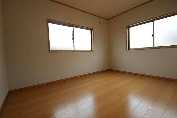 Non-living room. Clean also the room in all room with storage!