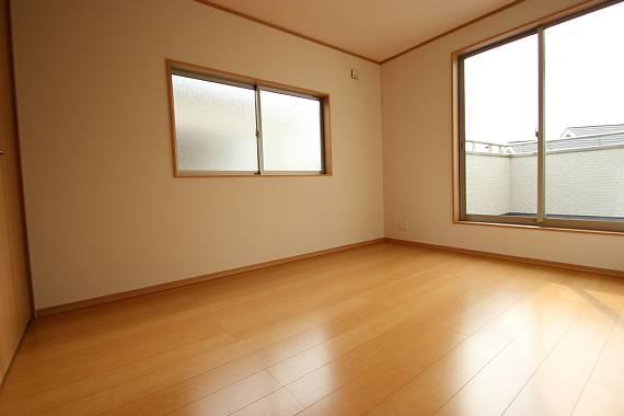 Non-living room. Bright two-plane daylight Western-style!