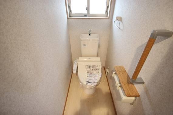 Toilet. Pat ventilation have a window to the toilet!