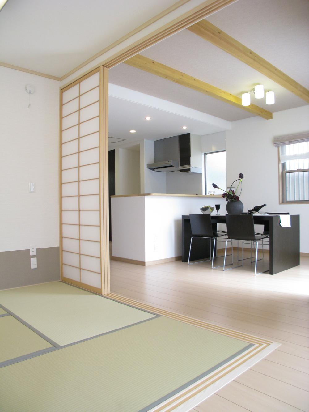 Kitchen. LDK friendly atmosphere in which the white tones.  Make ceiling beams felt the warmth of the wood.  Happy face-to-face kitchen that looks a mess without feeling cleaner. Model house (November 2012) shooting