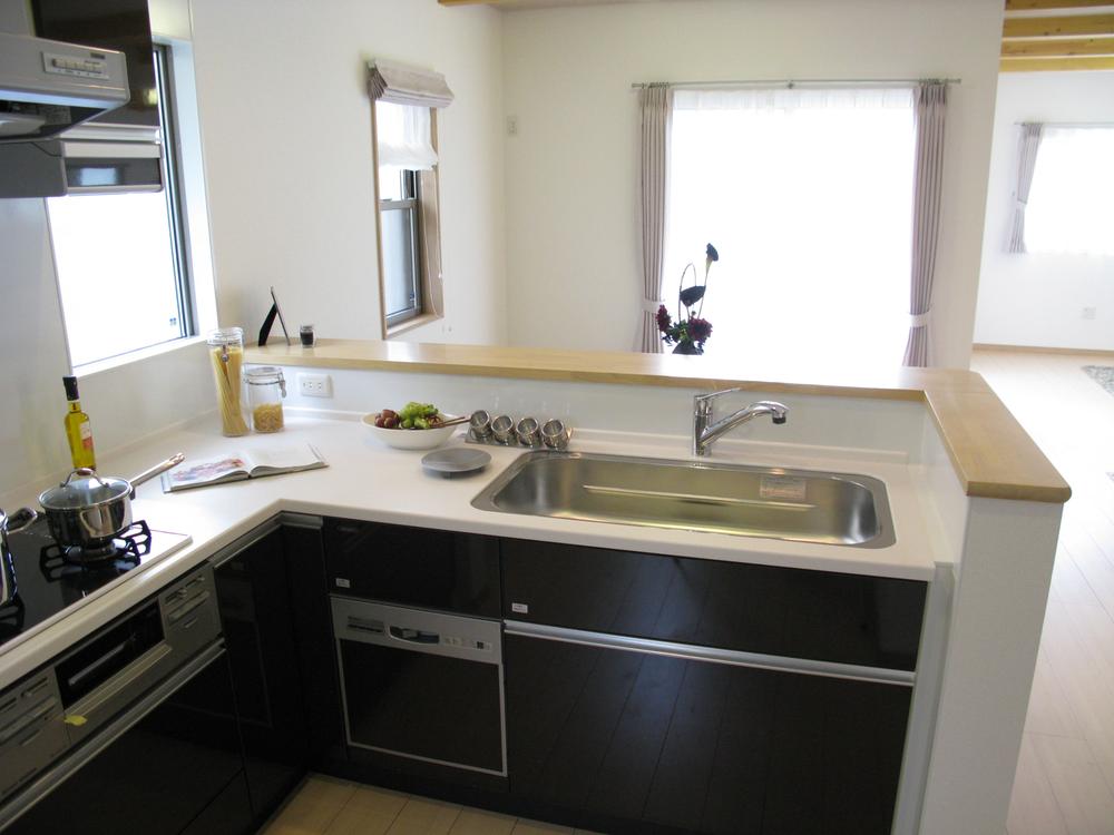Kitchen. This face-to-face kitchen overlooking a wide room. Standard equipment a strong ally of the "dishwasher" Mama do not let go If you use once. Model house (November 2012) shooting