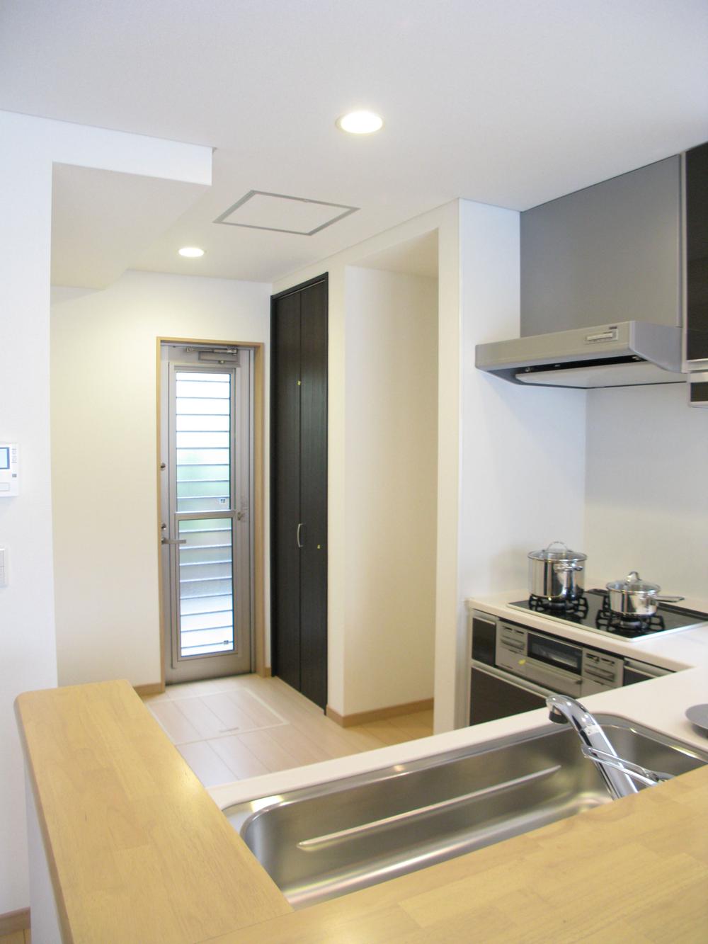 Kitchen. The back of the kitchen, "Back door" from a convenient parking space of direct shopping way home. Model house (November 2012) shooting