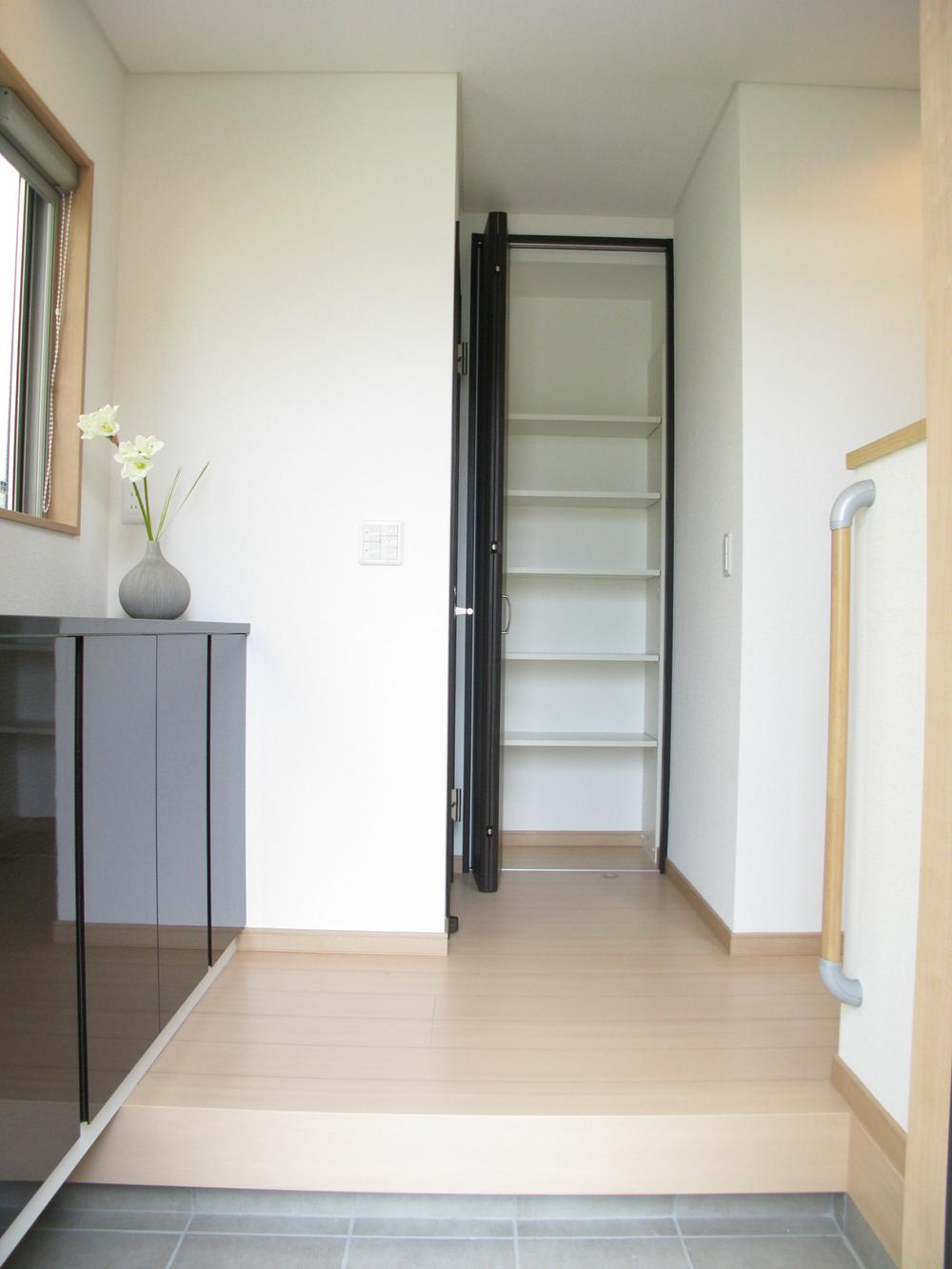 Entrance. Clean and full of a feeling of space, which was the entrance white tones. further, I'm happy plenty of storage. Model house (November 2012) shooting