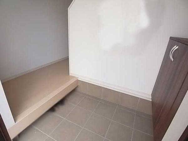 Entrance. Always clean entrance with with storage (same specifications entrance)