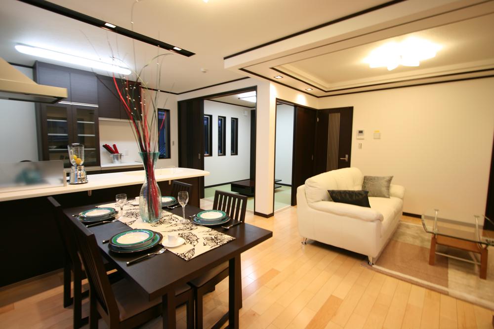 Same specifications photos (living). Living with a feeling of freedom that combines Japanese-style rooms and LDK. Embedded lighting and digging ceiling of POINT our construction cases