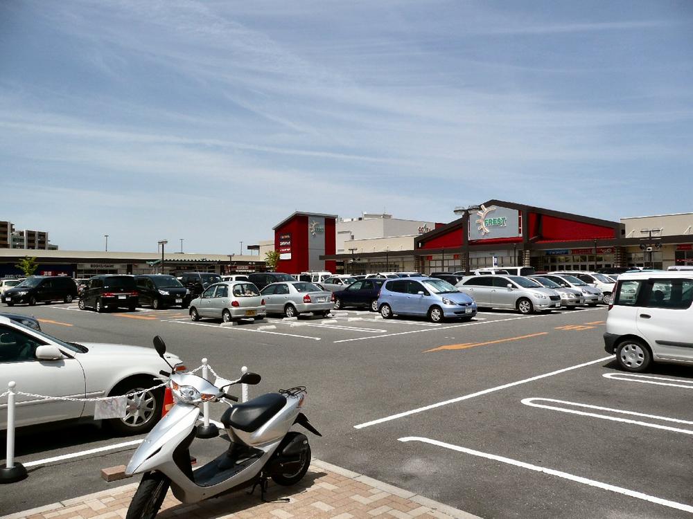 Supermarket. Furesuto Matsuiyamate to the store 1442m