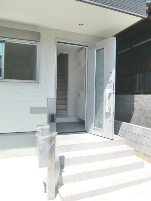 Entrance. Local (August 2013) Shooting