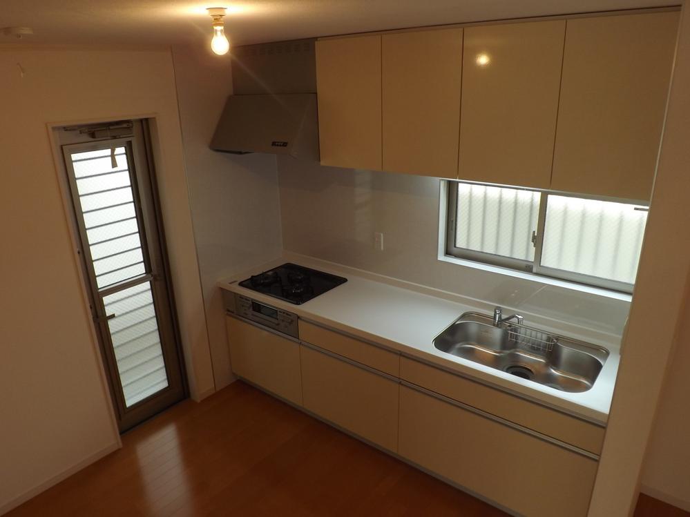 Kitchen. Local photo (kitchen) Slide storage! Water purifier with shower!