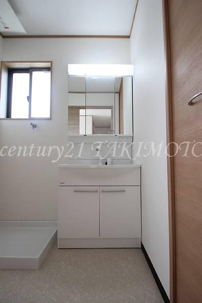 Wash basin, toilet. Spacious wash room! !