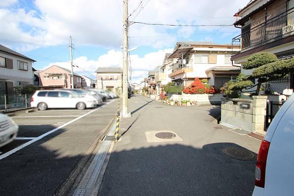 Local photos, including front road. Spacious the entire road is crossed effortlessly!