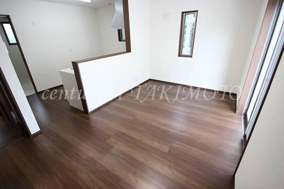 Living. Convenient because Japanese-style room and are adjacent to each other! !