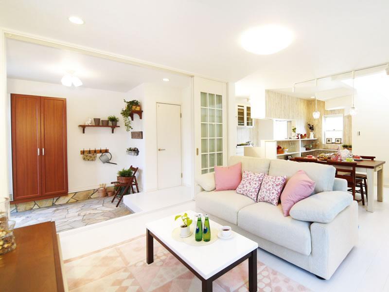 Other. Example of construction. House with entrance gallery. Decorate, such as the free children's photos and paintings on the dirt floor.