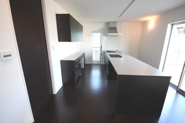 Kitchen. Kitchen work top of the high-pressure melamine material To absorb the shock, Exhibit a high durability. Surface heat-resistant 230 ℃. Hard and have been made difficult special embossing scratches. It is the work top to keep the beauty forever.