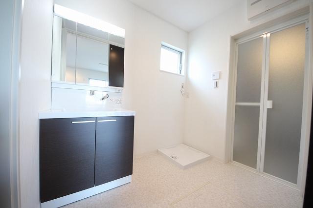 Wash basin, toilet. Indoor (2013 12) shooting