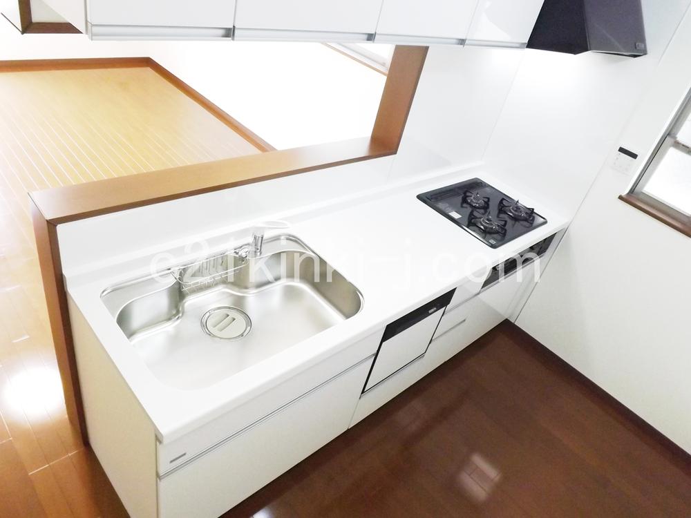 Kitchen. Local photo (kitchen) Slide storage! Water purifier with shower!