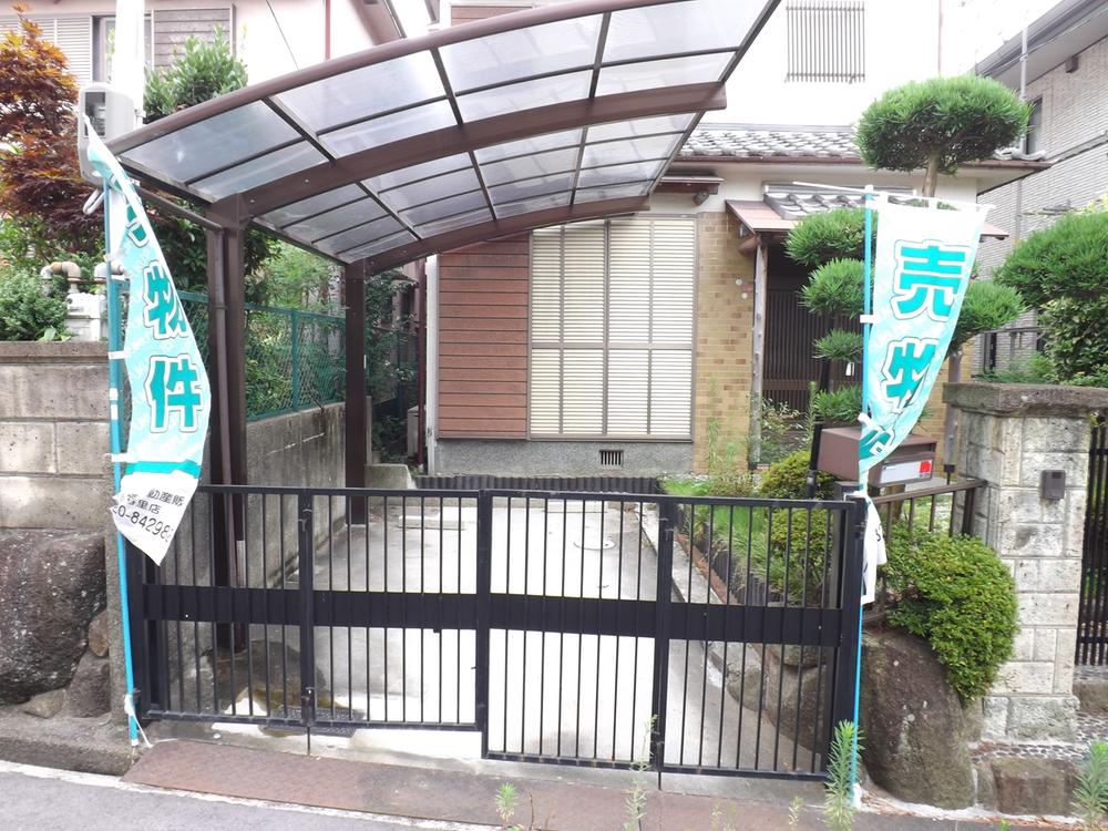 Entrance. Local photos (garage)