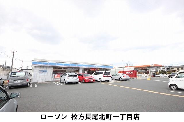 Convenience store. It is easy to convenience store 500m out to Lawson. There next to the petrol station.