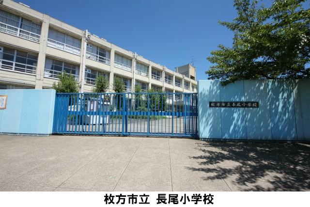 Primary school. There is a junior high school next to the elementary school to 1000m Nagao Elementary School. It is a natural rich school of river.