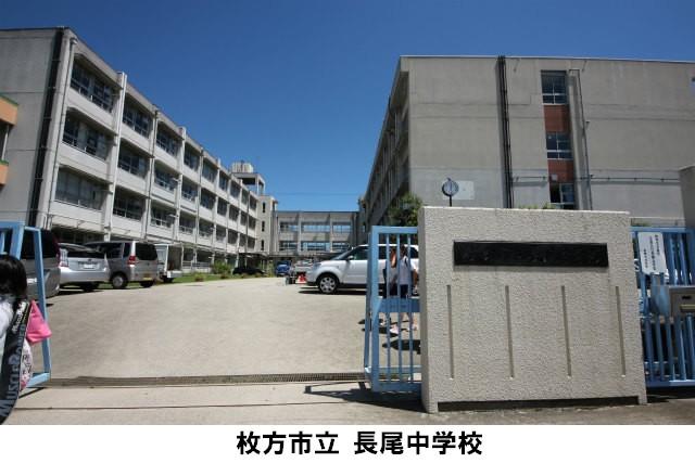 Junior high school. Elementary school there next to the 800m junior high school until junior high school Nagao. It is a natural rich school of river.