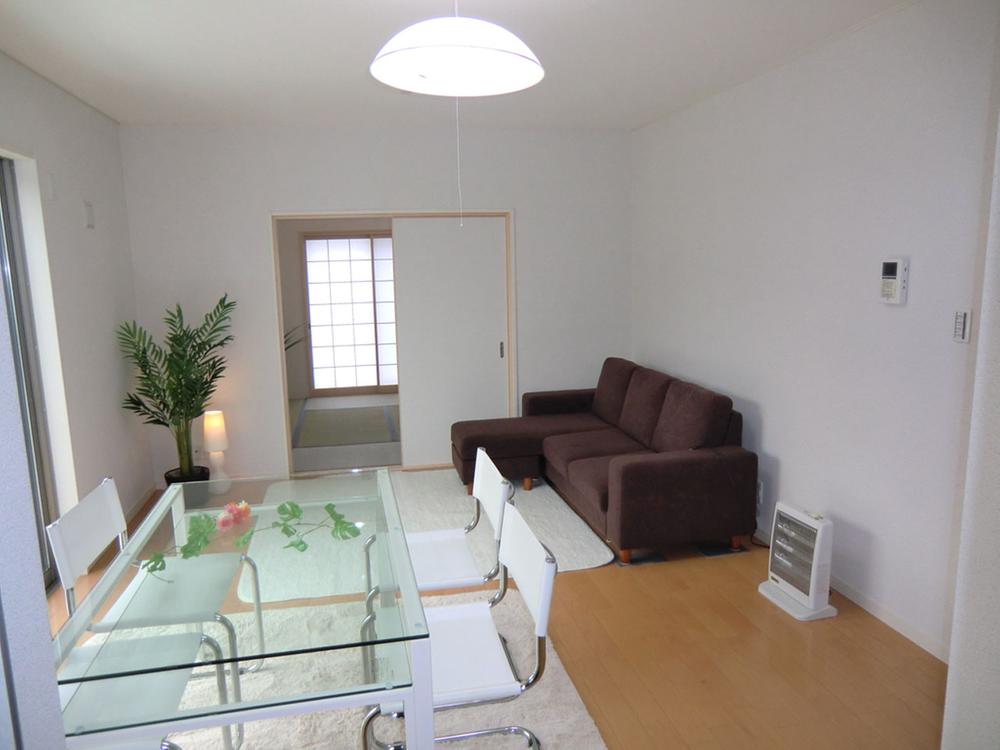 Same specifications photos (living). Same specifications photos (living) Unnecessary and easy care wax!