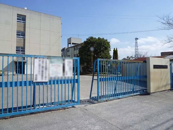 Junior high school. Hirakata Municipal Sakuragaoka until junior high school 863m