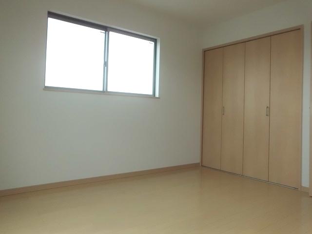 Same specifications photos (Other introspection). Each room can accommodate all the luggage there is a large closet