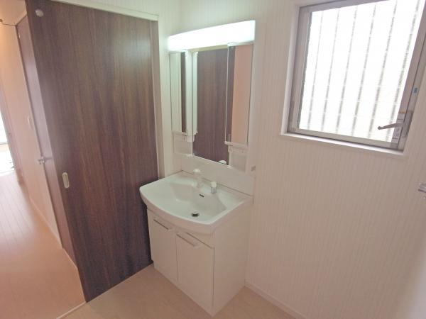 Wash basin, toilet. Storage capacity and functionality in superior vanity (same specifications as wash basin)