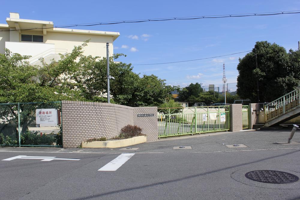 Primary school. Hirakata 832m to stand Kasuga Elementary School