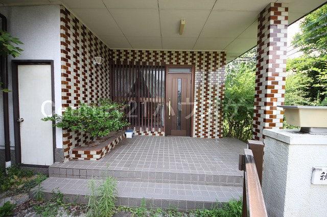 Entrance. Local (September 2013) Shooting