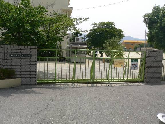 Primary school. Hirakata 798m to stand Kasuga Elementary School