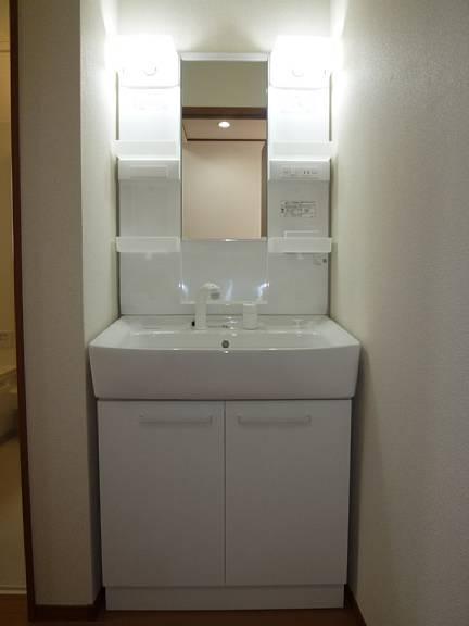 Wash basin, toilet. Morning Shan in the shower head faucet