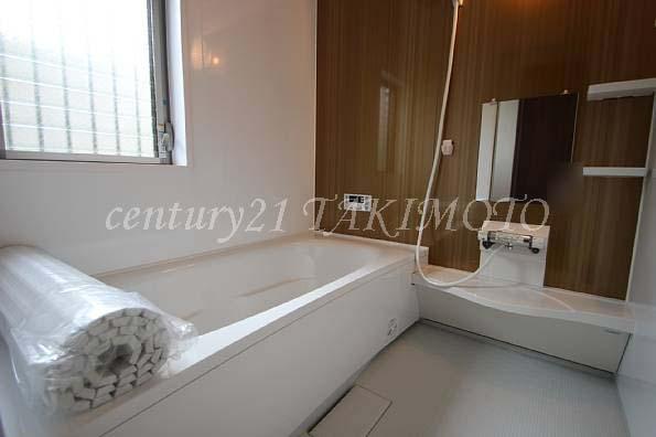 Bathroom. Bathtub also spacious! We will put in Minna!