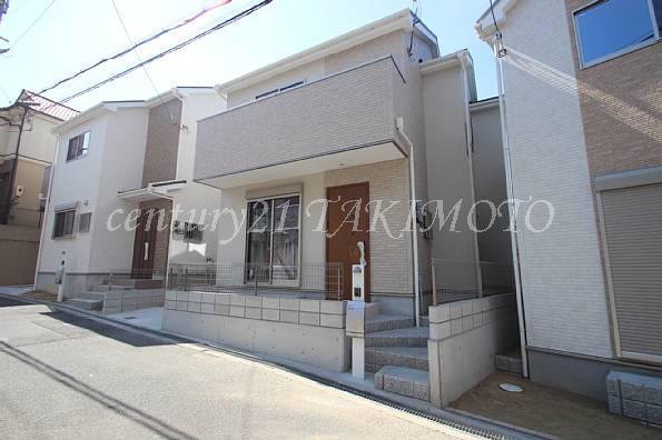 Local photos, including front road. It attaches shutter shutters on the first floor! Screen door is also standard!