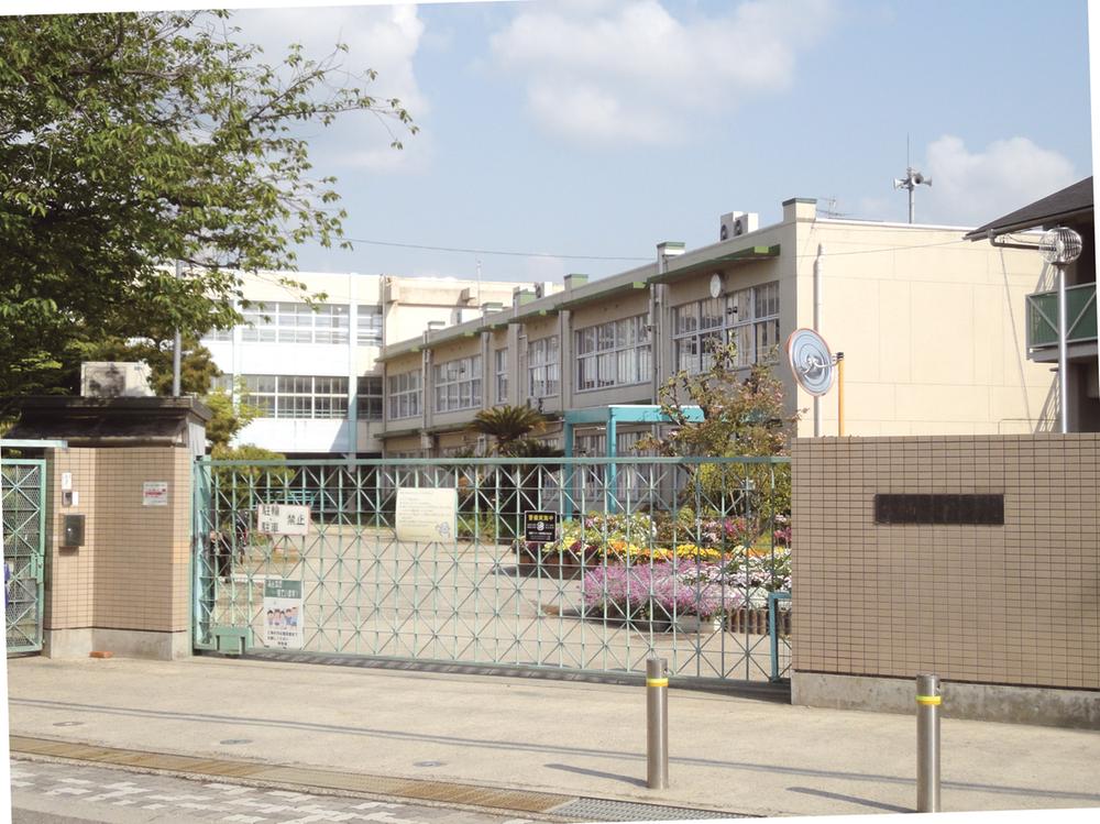 Primary school. Hirakata 793m to City Makino Elementary School