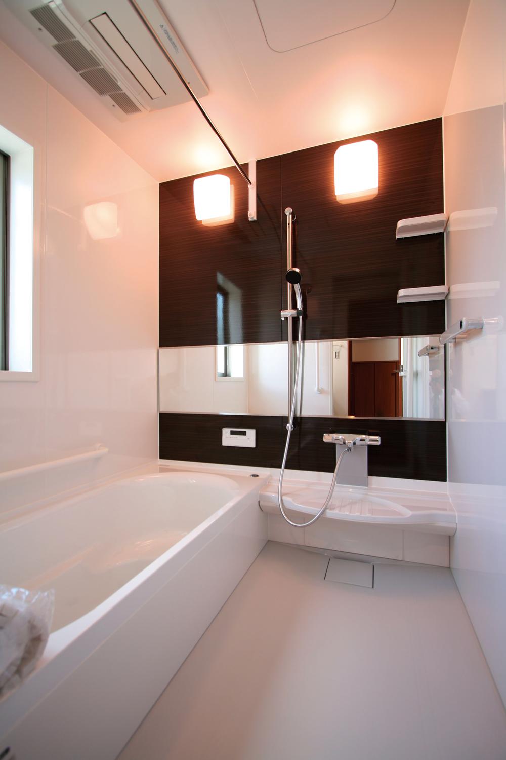 Bathroom. Our standard specification Spacious 1621 the size of the bus is the standard adopted !!