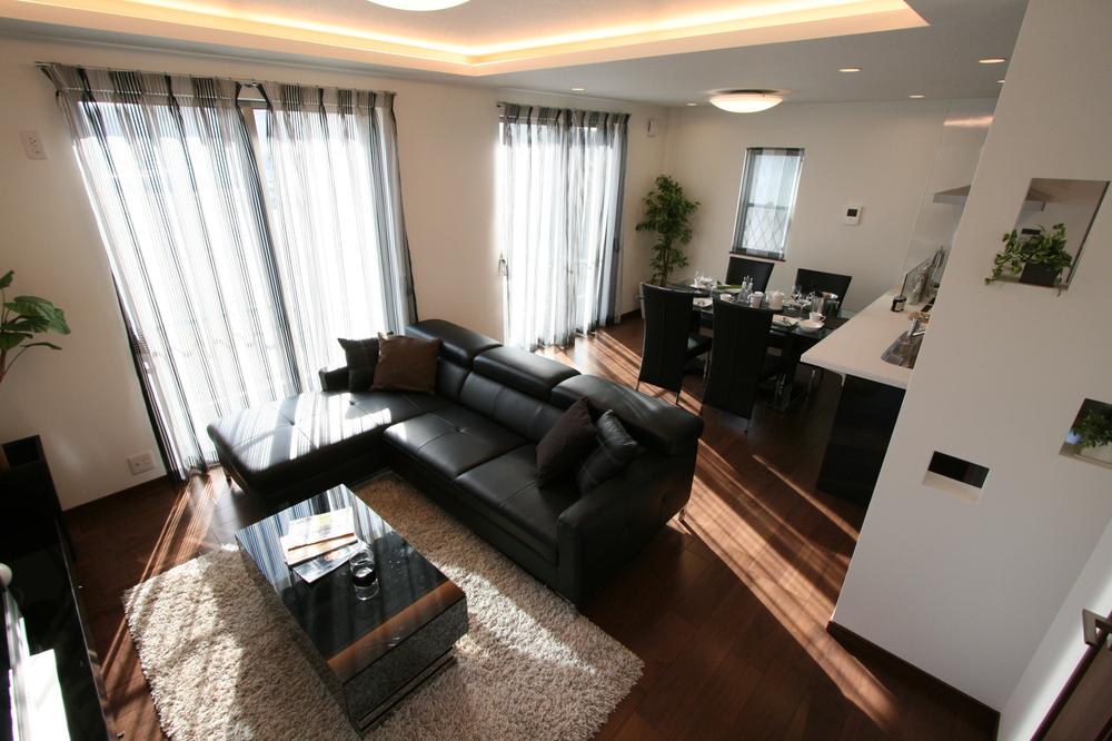 Living. Local model house shooting the LED of stylish living of indirect lighting point is to create a smile of family