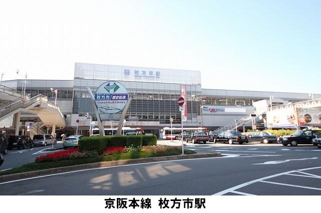 station. It is located a 3-minute walk from Keihan Hirakata Station to 240m Hirakata Station. Commercial facilities there more than one around the station.