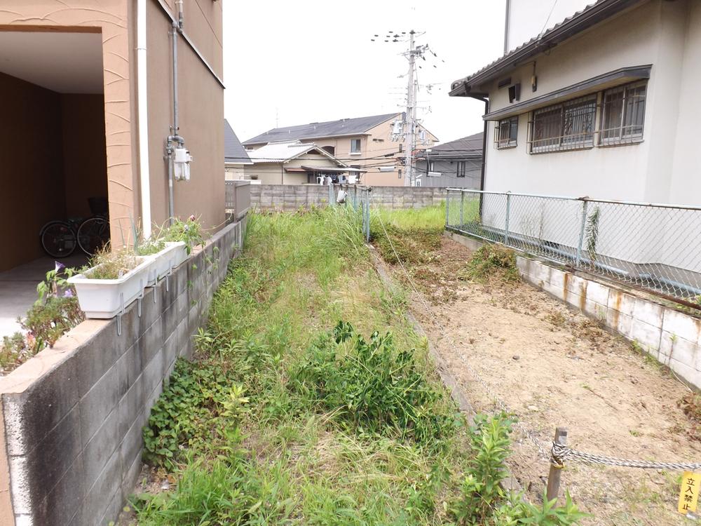 Local appearance photo. Local photo (back of a vacant lot)