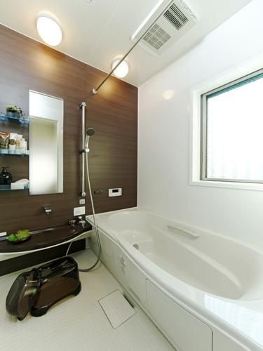 Other Equipment. Unit TOTO and INAX bus is a spacious 1618 type. Both manufacturers tub in the heat insulation structure only 3 ℃ even after four hours from 2 ℃ does not decrease the water temperature, It has adopted a hard door that sticks mold eliminates the rubber packing.