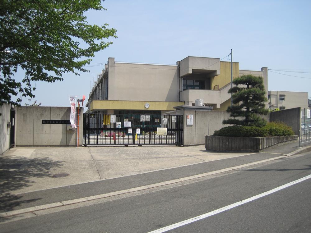 Primary school. 1180m to Hirakata Tatsunishi Nagao Elementary School