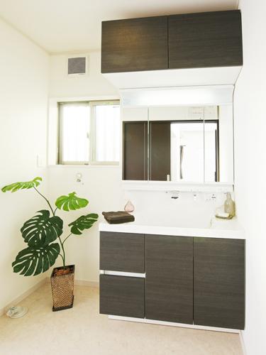 Wash basin, toilet. Vanities adopts TOTO and Panasonic. It is vanity to realize the goodness of design and usability.