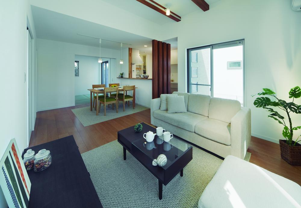 Living. Living the high ceiling of the light by inserting  [Model house]