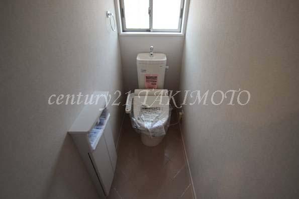 Toilet. Bathtub also spacious! We will put in Minna!