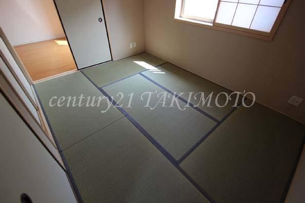 Non-living room. Rooms bright Japanese-style room. Living is adjacent.