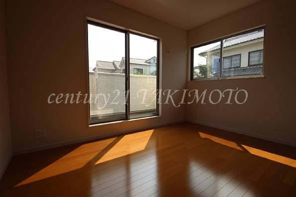 Non-living room. Bright two-plane daylight Western-style.