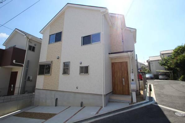 Local appearance photo. Use a strong siding board to dirt on the outer wall!