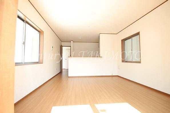 Same specifications photos (living). The arrangement of the furniture is easy to LDK!