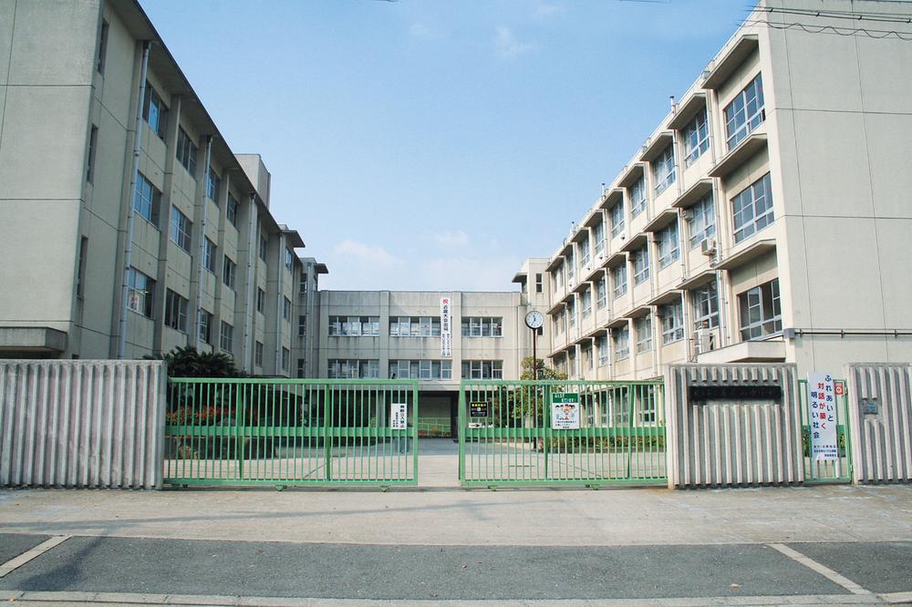 Junior high school. Nagaonishi 1040m until junior high school