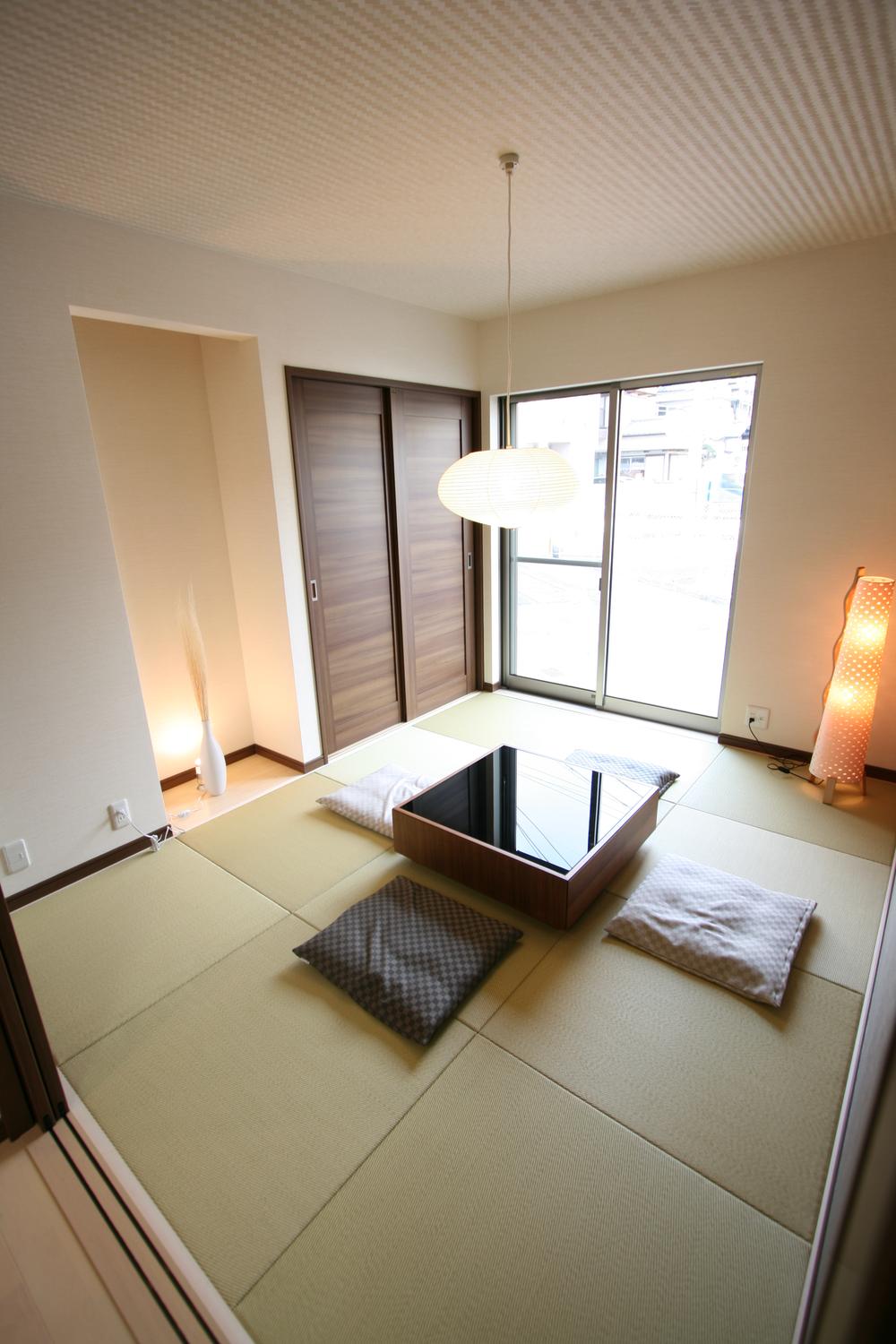 Non-living room. Alcove that Ryukyu tatami is utilizing well the dead space in the stylish Japanese-style room Our construction cases