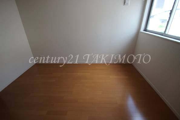 Non-living room. All room pair is glass! !